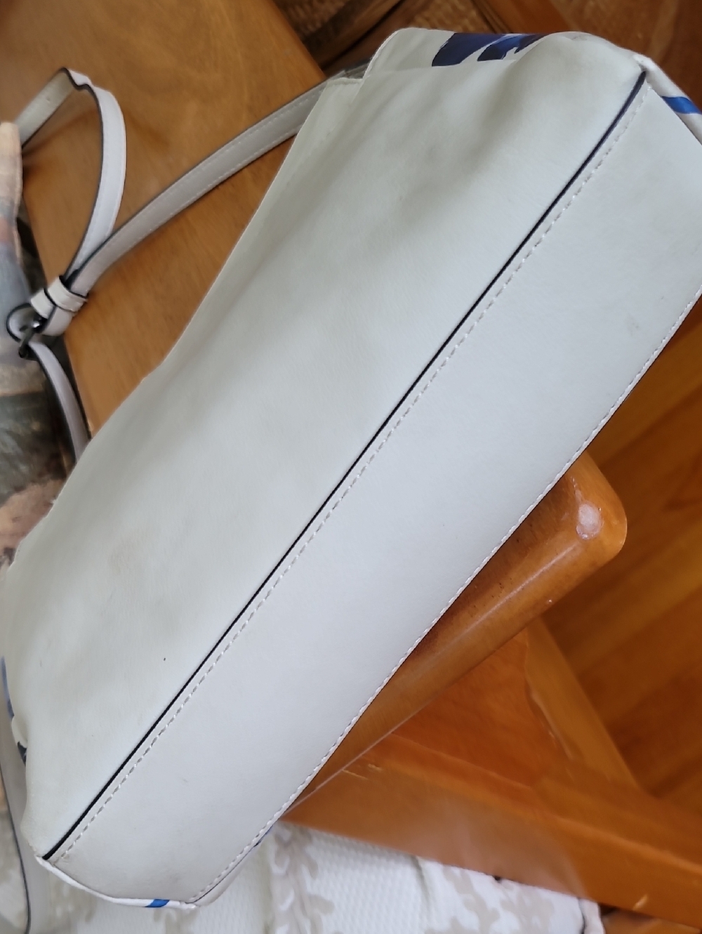 Simply Vera Vera Wang Cara Crossbody Bag. Blue Floral On Light Gray PU - Picture 10 of 14
